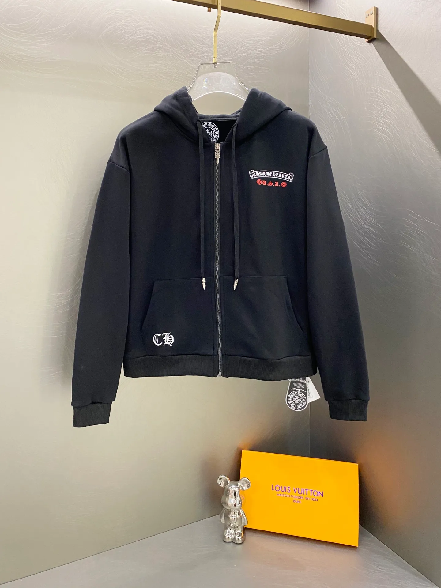 P290 Chrome Hearts 25ss horseshoe Sanskrit flag foam printed zipper hooded sweatshirt jacket. Fabric high-definition super heavyweight pure cotton fabric. Customized hardware. Thread. Accessories. Matching version. Same style for men and women. -Color: Black -Size: S M L XL